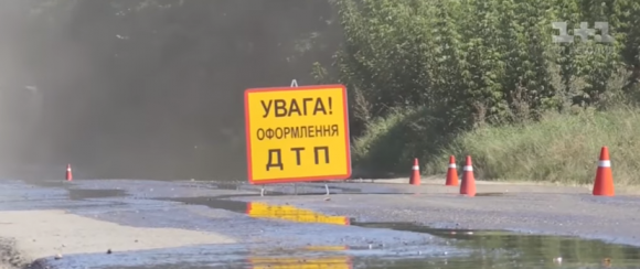 На Вінниччині на дорогу розлилося десять тонн мазуту, фото №1 на сайті 20minut.ua