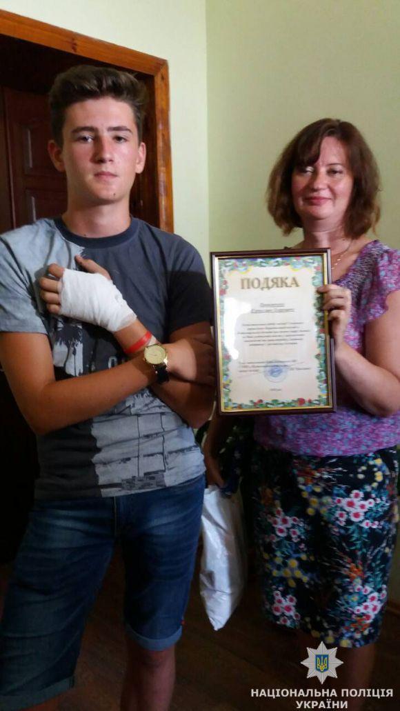 Новини Житомира - фото з У Коростені поліцейські відзначили 16-річного В’ячеслава Прокопчука за мужній вчинок У Коростені поліцейські відзначили 16-річного В’ячеслава Прокопчука за мужній вчинок, фото №1 на сайті 20minut.ua