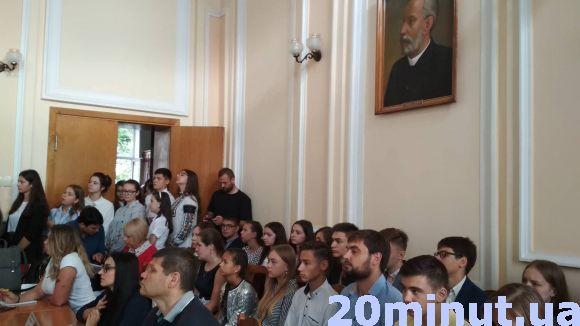 На сесії міської ради нагородили кращих учнів тернопільських шкіл, фото №1 на сайті 20minut.ua