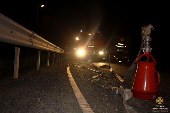 В Озерній перекинулась вантажівка: цистерна наповнена паливом, фото №2 на сайті 20minut.ua