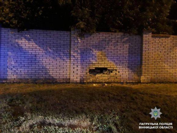 Молодий та п'яний вінничанин влаштував перегони з «копами». Зупинив його паркан, фото №1 на сайті 20minut.ua