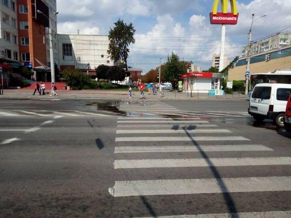 Дим на Юності: зайнявся дах кіоску на зупинці, що біля «Амагами», фото №5 на сайті 20minut.ua