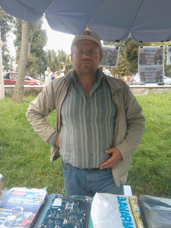 Новини Хмельницького - фото з Шопінг на "блошиному" ринку Хмельницького: кремнієві сокири, німецький посуд і фарфорові статуетки Шопінг на "блошиному" ринку Хмельницького: кремнієві сокири, німецький посуд і фарфорові статуетки, фото №1 на сайті vsim.ua