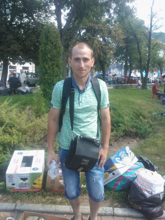 Новини Хмельницького - фото з Шопінг на "блошиному" ринку Хмельницького: кремнієві сокири, німецький посуд і фарфорові статуетки Шопінг на "блошиному" ринку Хмельницького: кремнієві сокири, німецький посуд і фарфорові статуетки, фото №7 на сайті vsim.ua