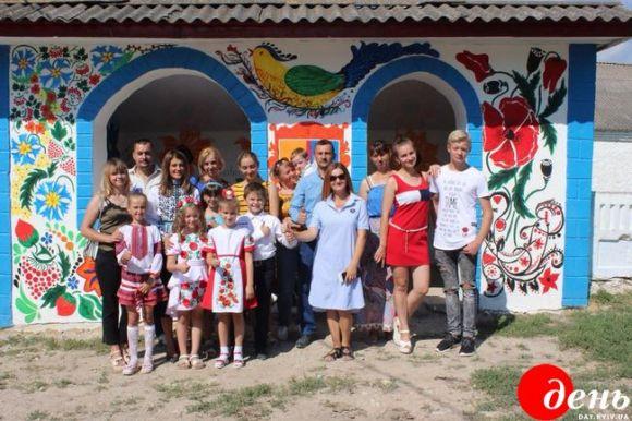 На Вінниччині розмальовують в українському стилі сільські зупинки, фото №3 на сайті 20minut.ua