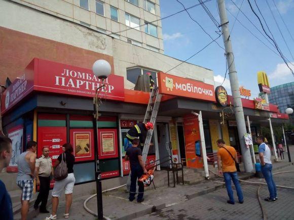 Дим на Юності: зайнявся дах кіоску на зупинці, що біля «Амагами», фото №2 на сайті 20minut.ua