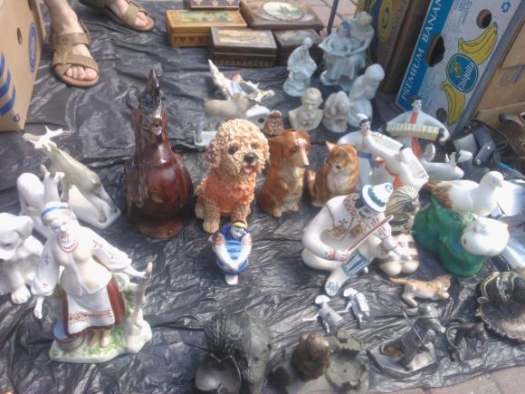 Новини Хмельницького - фото з Шопінг на "блошиному" ринку Хмельницького: кремнієві сокири, німецький посуд і фарфорові статуетки Шопінг на "блошиному" ринку Хмельницького: кремнієві сокири, німецький посуд і фарфорові статуетки, фото №6 на сайті vsim.ua