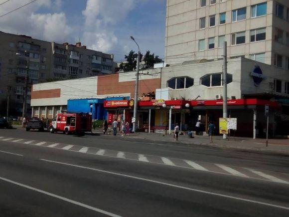 Дим на Юності: зайнявся дах кіоску на зупинці, що біля «Амагами», фото №4 на сайті 20minut.ua