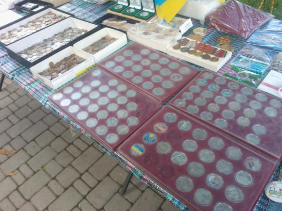 Новини Хмельницького - фото з Шопінг на "блошиному" ринку Хмельницького: кремнієві сокири, німецький посуд і фарфорові статуетки Шопінг на "блошиному" ринку Хмельницького: кремнієві сокири, німецький посуд і фарфорові статуетки, фото №19 на сайті vsim.ua