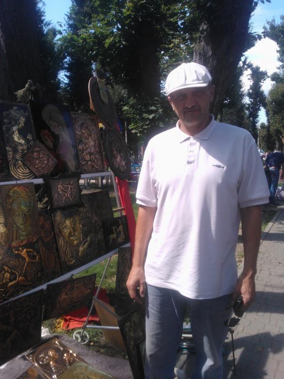 Новини Хмельницького - фото з Шопінг на "блошиному" ринку Хмельницького: кремнієві сокири, німецький посуд і фарфорові статуетки Шопінг на "блошиному" ринку Хмельницького: кремнієві сокири, німецький посуд і фарфорові статуетки, фото №10 на сайті vsim.ua