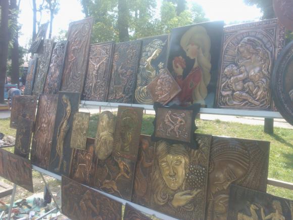 Новини Хмельницького - фото з Шопінг на "блошиному" ринку Хмельницького: кремнієві сокири, німецький посуд і фарфорові статуетки Шопінг на "блошиному" ринку Хмельницького: кремнієві сокири, німецький посуд і фарфорові статуетки, фото №9 на сайті vsim.ua