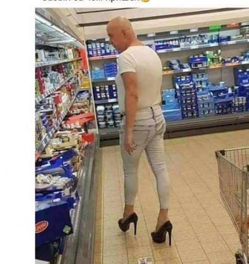 На данном изображении может находиться: один или несколько человек и люди стоят