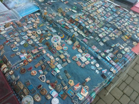 Новини Хмельницького - фото з Шопінг на "блошиному" ринку Хмельницького: кремнієві сокири, німецький посуд і фарфорові статуетки Шопінг на "блошиному" ринку Хмельницького: кремнієві сокири, німецький посуд і фарфорові статуетки, фото №2 на сайті vsim.ua