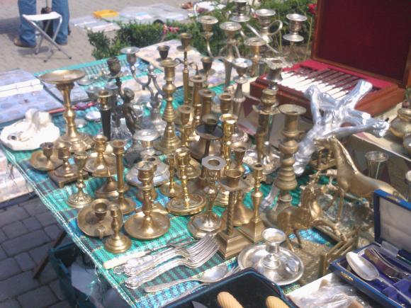 Новини Хмельницького - фото з Шопінг на "блошиному" ринку Хмельницького: кремнієві сокири, німецький посуд і фарфорові статуетки Шопінг на "блошиному" ринку Хмельницького: кремнієві сокири, німецький посуд і фарфорові статуетки, фото №4 на сайті vsim.ua