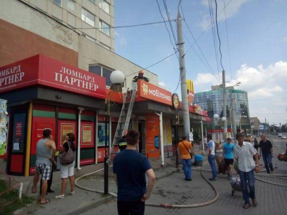 Дим на Юності: зайнявся дах кіоску на зупинці, що біля «Амагами», фото №3 на сайті 20minut.ua