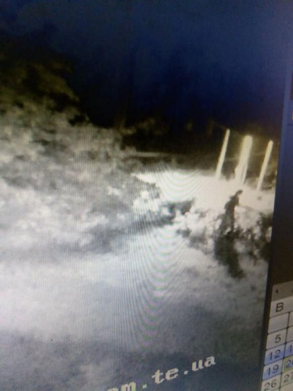 Новини Тернополя - фото з Вандалізм у Тернополі: біля дитячої лікарні жінка підняла ногу на фігурку Богородиці Вандалізм у Тернополі: біля дитячої лікарні жінка підняла ногу на фігурку Богородиці, фото №1 на сайті 20minut.ua