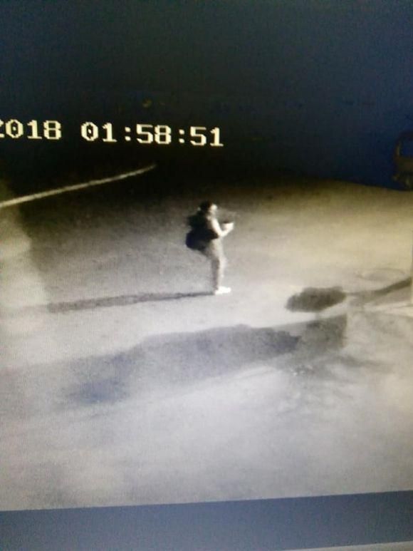 Новини Тернополя - фото з Вандалізм у Тернополі: біля дитячої лікарні жінка підняла ногу на фігурку Богородиці Вандалізм у Тернополі: біля дитячої лікарні жінка підняла ногу на фігурку Богородиці, фото №2 на сайті 20minut.ua