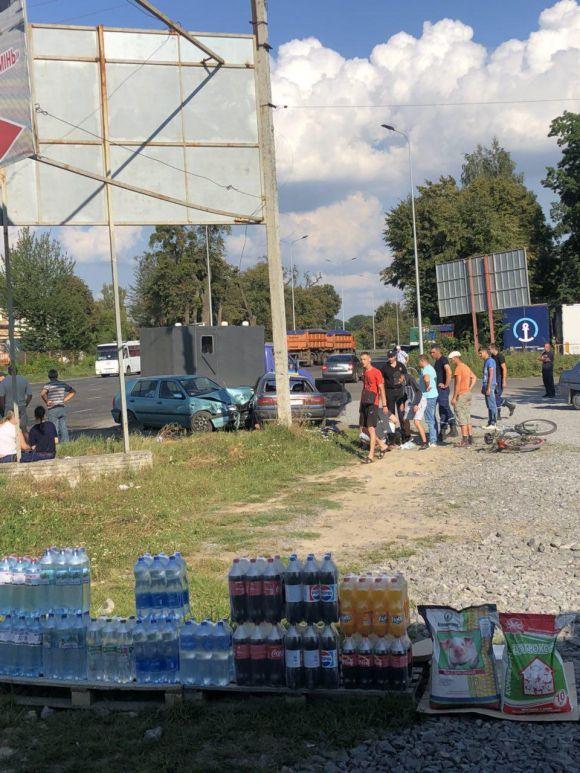 Під Вінницею зіткнулись дві іномарки. Четверо людей постраждали, фото №1 на сайті 20minut.ua