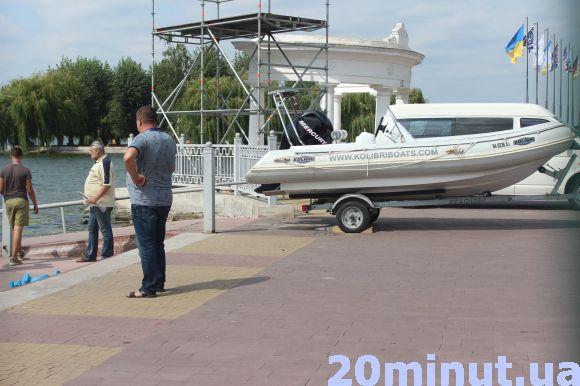Фото дня: Набережну облаштовують до чемпіонату з водно-моторного спорту, фото №3 на сайті 20minut.ua