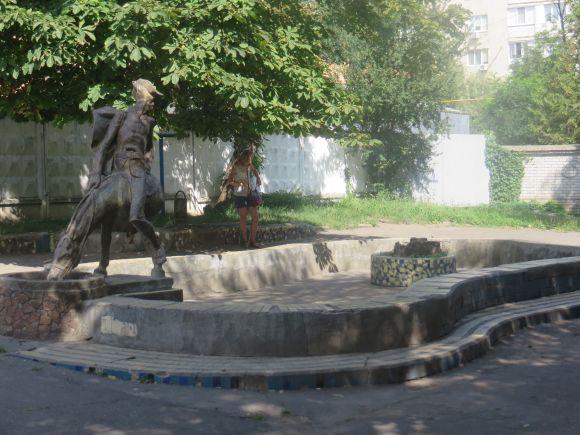 Новини Хмельницького - фото з Пам’ятник Мюнхгаузену - за гратами. Чому скульптуру загородили парканом Пам’ятник Мюнхгаузену - за гратами. Чому скульптуру загородили парканом, фото №3 на сайті vsim.ua