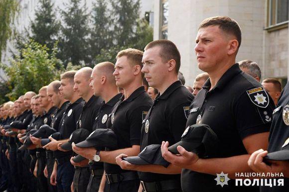 Новини Хмельницького - фото з У Хмельницькому вшанували правоохоронців, які загинули під час виконання службових обов’язків У Хмельницькому вшанували правоохоронців, які загинули під час виконання службових обов’язків, фото №6 на сайті vsim.ua