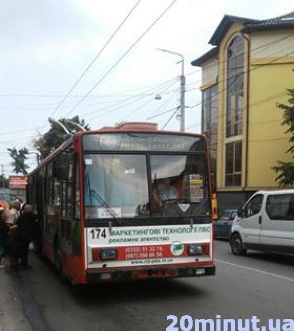 Новини Тернополя - фото з У Тернополі водійка тролейбуса №9 за кермом розмовляла по мобільному, скаржиться пасажирка У Тернополі водійка тролейбуса №9 за кермом розмовляла по мобільному, скаржиться пасажирка, фото №1 на сайті 20minut.ua