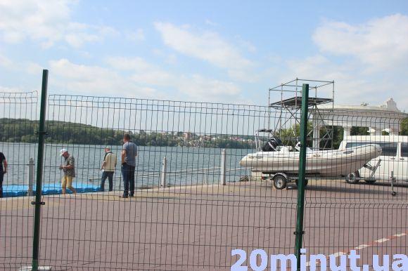 Фото дня: Набережну облаштовують до чемпіонату з водно-моторного спорту, фото №2 на сайті 20minut.ua