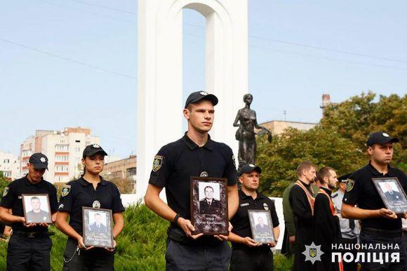 Новини Хмельницького - фото з У Хмельницькому вшанували правоохоронців, які загинули під час виконання службових обов’язків У Хмельницькому вшанували правоохоронців, які загинули під час виконання службових обов’язків, фото №3 на сайті vsim.ua
