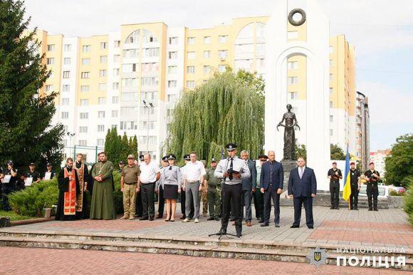 Новини Хмельницького - фото з У Хмельницькому вшанували правоохоронців, які загинули під час виконання службових обов’язків У Хмельницькому вшанували правоохоронців, які загинули під час виконання службових обов’язків, фото №1 на сайті vsim.ua