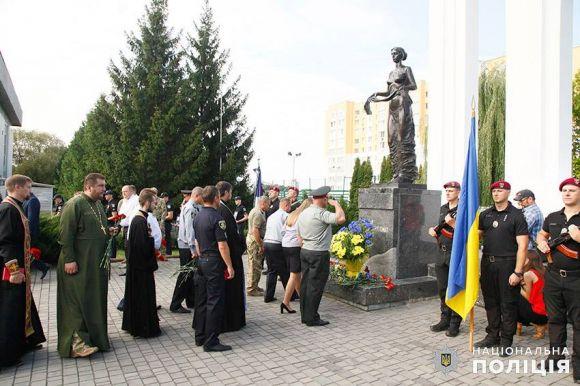 Новини Хмельницького - фото з У Хмельницькому вшанували правоохоронців, які загинули під час виконання службових обов’язків У Хмельницькому вшанували правоохоронців, які загинули під час виконання службових обов’язків, фото №2 на сайті vsim.ua