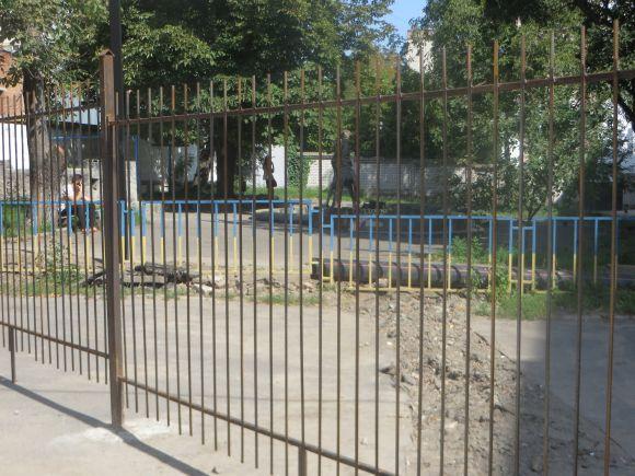 Новини Хмельницького - фото з Пам’ятник Мюнхгаузену - за гратами. Чому скульптуру загородили парканом Пам’ятник Мюнхгаузену - за гратами. Чому скульптуру загородили парканом, фото №2 на сайті vsim.ua