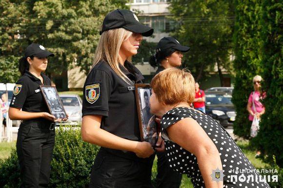 Новини Хмельницького - фото з У Хмельницькому вшанували правоохоронців, які загинули під час виконання службових обов’язків У Хмельницькому вшанували правоохоронців, які загинули під час виконання службових обов’язків, фото №5 на сайті vsim.ua