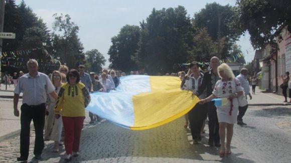 Новини Тернополя - фото з 27-метровий прапор України теребовлянці несли понад три кілометри 27-метровий прапор України теребовлянці несли понад три кілометри, фото №2 на сайті 20minut.ua