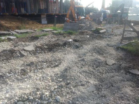 Новини Хмельницького - фото з Жителі проспекту Миру жаліються, що через забудовника мусять ходити по проїжджій частині Жителі проспекту Миру жаліються, що через забудовника мусять ходити по проїжджій частині, фото №1 на сайті vsim.ua