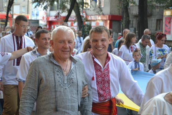 Парад вишиванок у Хмельницькому: 40 світлин з масового дійства, фото №28 на сайті vsim.ua