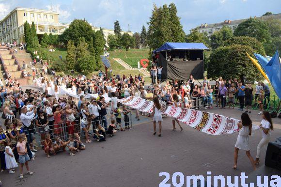 Новини Тернополя - фото з Жонглювали гирями, розбивали руками цеглу та лежали на битому склі. Рекордсмени України показали свої таланти Жонглювали гирями, розбивали руками цеглу та лежали на битому склі. Рекордсмени України показали свої таланти, фото №1 на сайті 20minut.ua