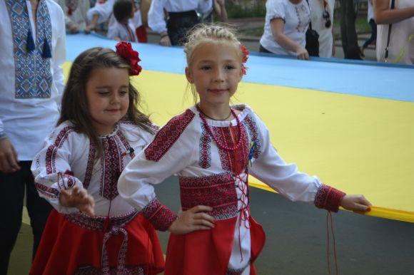Парад вишиванок у Хмельницькому: 40 світлин з масового дійства, фото №27 на сайті vsim.ua