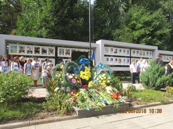 Новини Козятина - фото з Фото-відео-репортаж вшанування полеглих в боях за Україну Фото-відео-репортаж вшанування полеглих в боях за Україну, фото №17 на сайті 20minut.ua