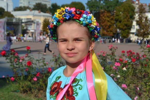 Парад вишиванок у Хмельницькому: 40 світлин з масового дійства, фото №4 на сайті vsim.ua