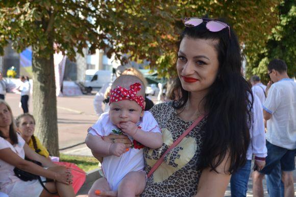 Парад вишиванок у Хмельницькому: 40 світлин з масового дійства, фото №7 на сайті vsim.ua