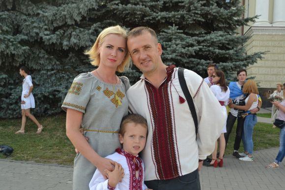 Парад вишиванок у Хмельницькому: 40 світлин з масового дійства, фото №3 на сайті vsim.ua