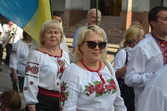 Парад вишиванок у Хмельницькому: 40 світлин з масового дійства, фото №18 на сайті vsim.ua