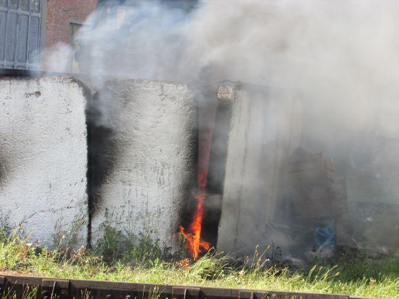 В депо Козятина спалюють промасляне ганчір'я, утилізація якого належить вузько-спеціалізрованим підприємствам, фото №1 на сайті 20minut.ua