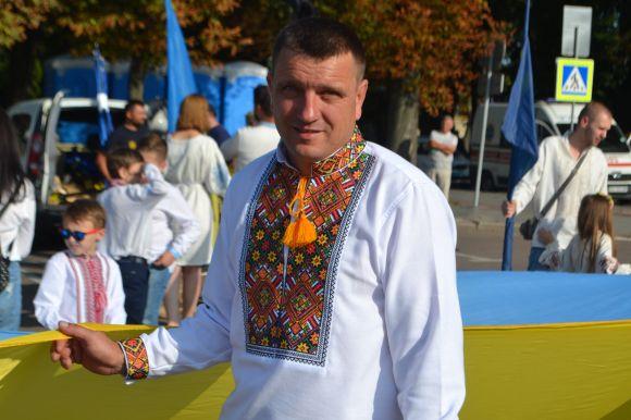 Парад вишиванок у Хмельницькому: 40 світлин з масового дійства, фото №11 на сайті vsim.ua