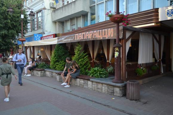 Новини Хмельницького - фото з Про доступність, прозорість і стилістику. Інспектуємо літні майданчики у центрі Хмельницького Про доступність, прозорість і стилістику. Інспектуємо літні майданчики у центрі Хмельницького, фото №20 на сайті vsim.ua