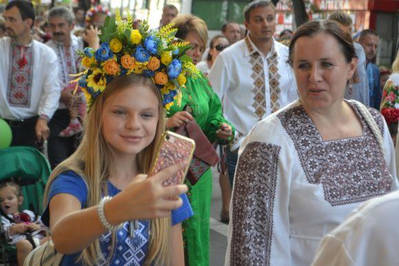 Парад вишиванок у Хмельницькому: 40 світлин з масового дійства, фото №31 на сайті vsim.ua
