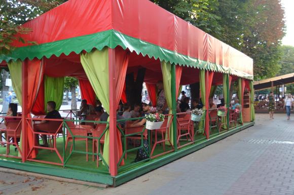 Новини Хмельницького - фото з Про доступність, прозорість і стилістику. Інспектуємо літні майданчики у центрі Хмельницького Про доступність, прозорість і стилістику. Інспектуємо літні майданчики у центрі Хмельницького, фото №24 на сайті vsim.ua