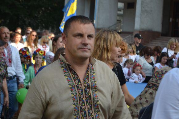 Парад вишиванок у Хмельницькому: 40 світлин з масового дійства, фото №16 на сайті vsim.ua