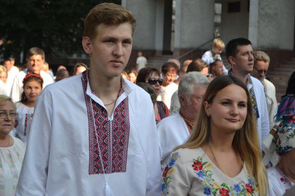 Парад вишиванок у Хмельницькому: 40 світлин з масового дійства, фото №26 на сайті vsim.ua