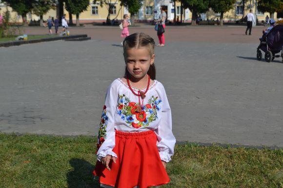Парад вишиванок у Хмельницькому: 40 світлин з масового дійства, фото №1 на сайті vsim.ua